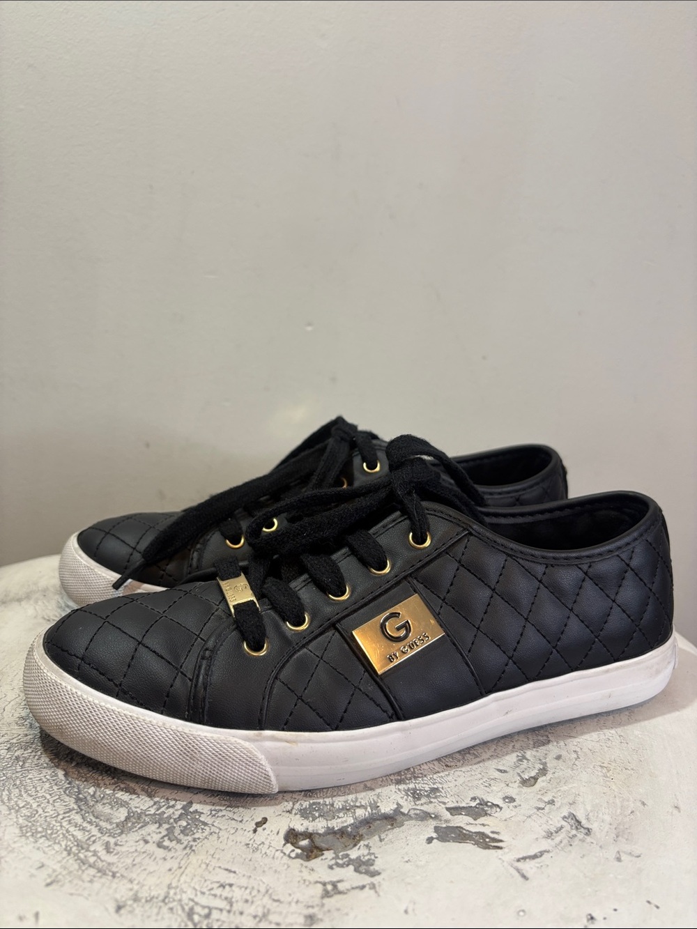 G by GUESS Black Backer Quilted Sneaker GBG Gold Metal Accent Plate White Sole 8